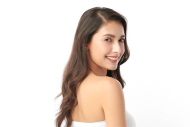 Beyaz arka planda temiz tenli güzel Asyalı kadın, yüz bakımı, yüz bakımı, kozmetoloji, güzellik ve kaplıca, Asyalı kadın portresi.