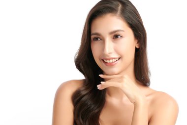 Beyaz arka planda temiz tenli güzel Asyalı kadın, yüz bakımı, yüz bakımı, kozmetoloji, güzellik ve kaplıca, Asyalı kadın portresi.