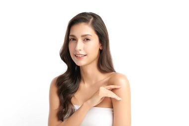 Beyaz arka planda temiz tenli güzel Asyalı kadın, yüz bakımı, yüz bakımı, kozmetoloji, güzellik ve kaplıca, Asyalı kadın portresi.