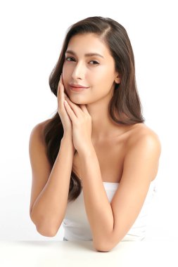 Beyaz arka planda temiz tenli güzel Asyalı kadın, yüz bakımı, yüz bakımı, kozmetoloji, güzellik ve kaplıca, Asyalı kadın portresi.