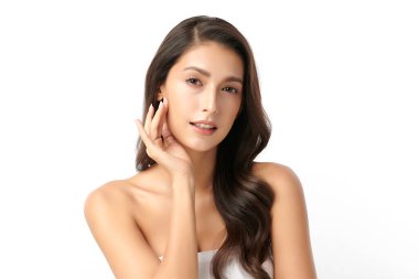 Beyaz arka planda temiz tenli güzel Asyalı kadın, yüz bakımı, yüz bakımı, kozmetoloji, güzellik ve kaplıca, Asyalı kadın portresi.