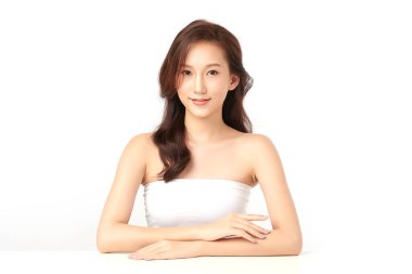 Beyaz arka planda temiz tenli güzel Asyalı kadın, yüz bakımı, yüz bakımı, kozmetoloji, güzellik ve kaplıca, Asyalı kadın portresi.