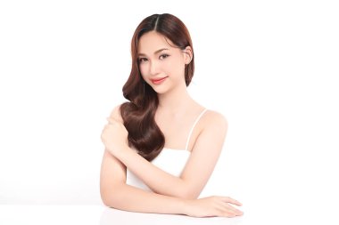 Beyaz arka planda temiz tenli güzel Asyalı kadın, yüz bakımı, yüz bakımı, kozmetoloji, güzellik ve kaplıca, Asyalı kadın portresi.