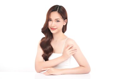 Beyaz arka planda temiz tenli güzel Asyalı kadın, yüz bakımı, yüz bakımı, kozmetoloji, güzellik ve kaplıca, Asyalı kadın portresi.