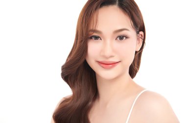 Beyaz arka planda temiz tenli güzel Asyalı kadın, yüz bakımı, yüz bakımı, kozmetoloji, güzellik ve kaplıca, Asyalı kadın portresi.