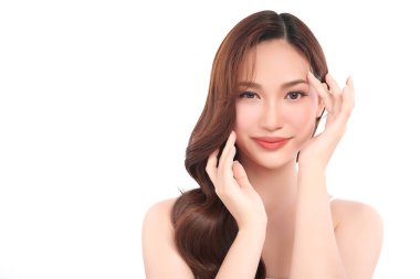 Beyaz arka planda temiz tenli güzel Asyalı kadın, yüz bakımı, yüz bakımı, kozmetoloji, güzellik ve kaplıca, Asyalı kadın portresi.