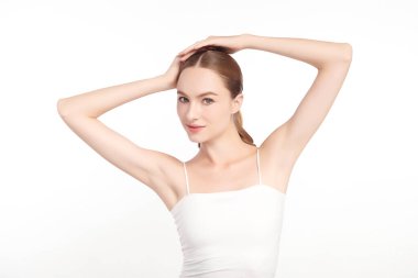 Güzel genç kadın temiz ve hijyenik koltukaltlarını göstermek için ellerini kaldırıyor ya da beyaz arka planda koltuk altları, koltukaltı temizliği ve korunma kavramı.