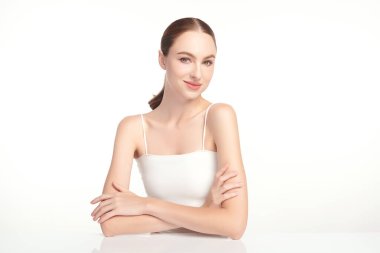 Beyaz arka planda temiz tenli güzel bir kadın, yüz bakımı, yüz bakımı, kozmetoloji, güzellik ve kaplıca, kadın portresi..