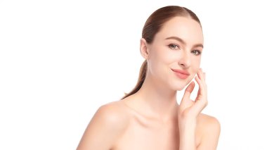 Beyaz arka planda temiz tenli güzel bir kadın, yüz bakımı, yüz bakımı, kozmetoloji, güzellik ve kaplıca, kadın portresi..