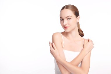 Beyaz arka planda temiz tenli güzel bir kadın, yüz bakımı, yüz bakımı, kozmetoloji, güzellik ve kaplıca, kadın portresi..