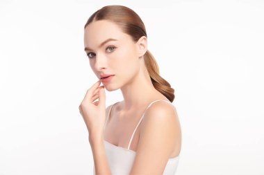 Beyaz arka planda temiz tenli güzel bir kadın, yüz bakımı, yüz bakımı, kozmetoloji, güzellik ve kaplıca, kadın portresi..