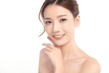 Beyaz arka planda temiz tenli güzel Asyalı kadın, yüz bakımı, yüz bakımı, kozmetoloji, güzellik ve kaplıca, Asyalı kadın portresi.