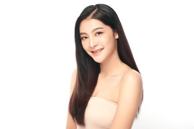 Beyaz arka planda temiz tenli güzel Asyalı kadın, yüz bakımı, yüz bakımı, kozmetoloji, güzellik ve kaplıca, Asyalı kadın portresi.