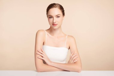 Bej arkaplan, yüz bakımı, yüz bakımı, kozmetoloji, güzellik ve kaplıca, kadın portresi..