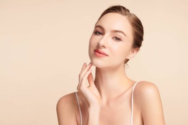 Bej arkaplan, yüz bakımı, yüz bakımı, kozmetoloji, güzellik ve kaplıca, kadın portresi..