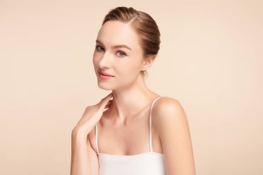 Bej arkaplan, yüz bakımı, yüz bakımı, kozmetoloji, güzellik ve kaplıca, kadın portresi..