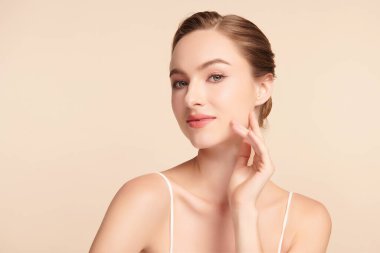 Bej arkaplan, yüz bakımı, yüz bakımı, kozmetoloji, güzellik ve kaplıca, kadın portresi..