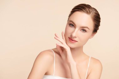 Bej arkaplan, yüz bakımı, yüz bakımı, kozmetoloji, güzellik ve kaplıca, kadın portresi..