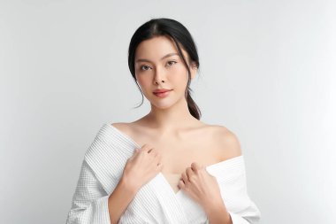 Beyaz arka planda temiz tenli güzel Asyalı kadın, yüz bakımı, yüz bakımı, kozmetoloji, güzellik ve kaplıca, Asyalı kadın portresi.