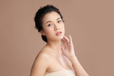 Taze bej arkaplan, yüz bakımı, yüz bakımı, kozmetoloji, güzellik ve kaplıca, Asyalı kadın portresi.