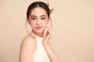 Taze bej arkaplan, yüz bakımı, yüz bakımı, kozmetoloji, güzellik ve kaplıca, Asyalı kadın portresi.