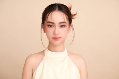 Taze bej arkaplan, yüz bakımı, yüz bakımı, kozmetoloji, güzellik ve kaplıca, Asyalı kadın portresi.