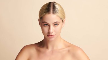 Bej arkaplan, yüz bakımı, yüz bakımı, kozmetoloji, güzellik ve kaplıca, kadın portresi..