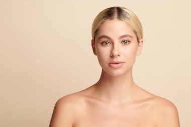 Bej arkaplan, yüz bakımı, yüz bakımı, kozmetoloji, güzellik ve kaplıca, kadın portresi..