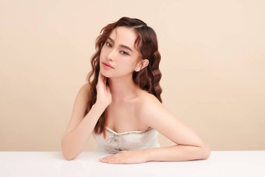 Taze bej arkaplan, yüz bakımı, yüz bakımı, kozmetoloji, güzellik ve kaplıca, Asyalı kadın portresi.