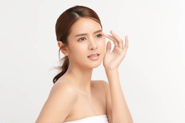 Beyaz arka planda temiz tenli güzel Asyalı kadın, yüz bakımı, yüz bakımı, kozmetoloji, güzellik ve kaplıca, Asyalı kadın portresi.