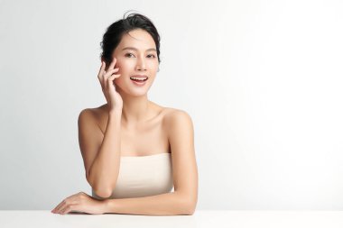 Beyaz arka planda temiz tenli güzel Asyalı kadın, yüz bakımı, yüz bakımı, kozmetoloji, güzellik ve kaplıca, Asyalı kadın portresi.
