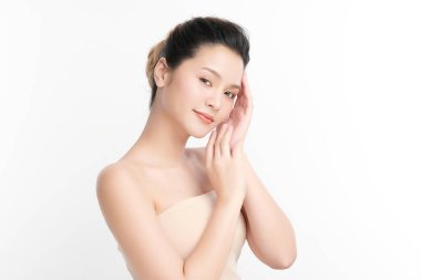 Beyaz arka planda temiz tenli güzel Asyalı kadın, yüz bakımı, yüz bakımı, kozmetoloji, güzellik ve kaplıca, Asyalı kadın portresi.
