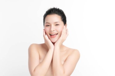 Beyaz arka planda temiz tenli güzel Asyalı kadın, yüz bakımı, yüz bakımı, kozmetoloji, güzellik ve kaplıca, Asyalı kadın portresi.