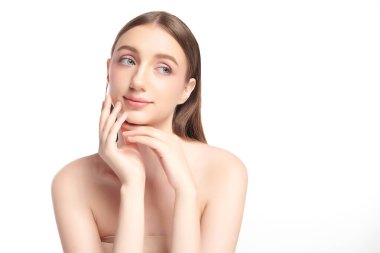 Beyaz arka planda temiz tenli güzel bir kadın, yüz bakımı, yüz bakımı, kozmetoloji, güzellik ve kaplıca, kadın portresi..