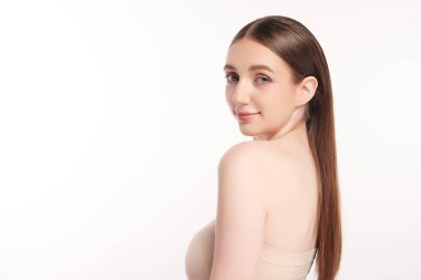 Beyaz arka planda temiz tenli güzel bir kadın, yüz bakımı, yüz bakımı, kozmetoloji, güzellik ve kaplıca, kadın portresi..