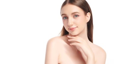 Beyaz arka planda temiz tenli güzel bir kadın, yüz bakımı, yüz bakımı, kozmetoloji, güzellik ve kaplıca, kadın portresi..