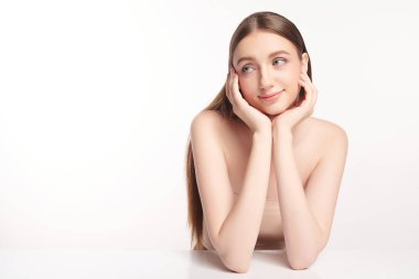 Beyaz arka planda temiz tenli güzel bir kadın, yüz bakımı, yüz bakımı, kozmetoloji, güzellik ve kaplıca, kadın portresi..