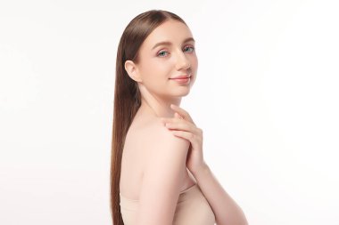 Beyaz arka planda temiz tenli güzel bir kadın, yüz bakımı, yüz bakımı, kozmetoloji, güzellik ve kaplıca, kadın portresi..