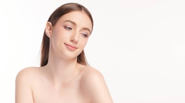 Beyaz arka planda temiz tenli güzel bir kadın, yüz bakımı, yüz bakımı, kozmetoloji, güzellik ve kaplıca, kadın portresi..