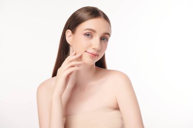 Beyaz arka planda temiz tenli güzel bir kadın, yüz bakımı, yüz bakımı, kozmetoloji, güzellik ve kaplıca, kadın portresi..