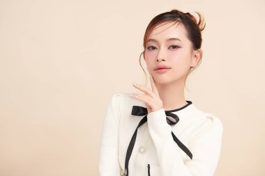 Taze bej arkaplan, yüz bakımı, yüz bakımı, kozmetoloji, güzellik ve kaplıca, Asyalı kadın portresi.