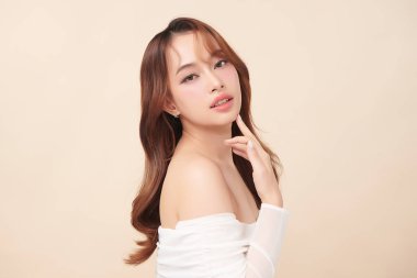 Taze bej arkaplan, yüz bakımı, yüz bakımı, kozmetoloji, güzellik ve kaplıca, Asyalı kadın portresi.