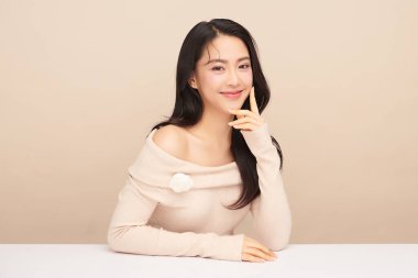 Taze bej arkaplan, yüz bakımı, yüz bakımı, kozmetoloji, güzellik ve kaplıca, Asyalı kadın portresi.