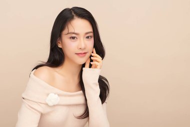 Taze bej arkaplan, yüz bakımı, yüz bakımı, kozmetoloji, güzellik ve kaplıca, Asyalı kadın portresi.
