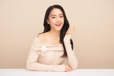 Taze bej arkaplan, yüz bakımı, yüz bakımı, kozmetoloji, güzellik ve kaplıca, Asyalı kadın portresi.