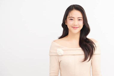 Beyaz arka planda temiz tenli güzel Asyalı kadın, yüz bakımı, yüz bakımı, kozmetoloji, güzellik ve kaplıca, Asyalı kadın portresi.