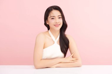 Pembe arka planda temiz tenli güzel Asyalı kadın, yüz bakımı, yüz bakımı, kozmetoloji, güzellik ve kaplıca, Asyalı kadın portresi.