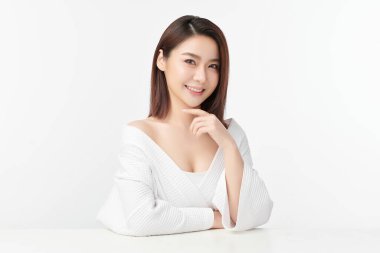 Beyaz arka planda temiz tenli güzel Asyalı kadın, yüz bakımı, yüz bakımı, kozmetoloji, güzellik ve kaplıca, Asyalı kadın portresi.