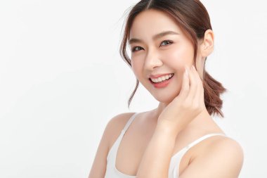 Beyaz arka planda temiz tenli güzel Asyalı kadın, yüz bakımı, yüz bakımı, kozmetoloji, güzellik ve kaplıca, Asyalı kadın portresi.