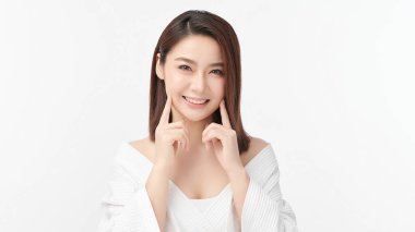 Beyaz arka planda temiz tenli güzel Asyalı kadın, yüz bakımı, yüz bakımı, kozmetoloji, güzellik ve kaplıca, Asyalı kadın portresi.